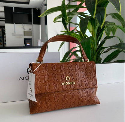 Aigner
95 dhs🪙💚
size：26cm

With box
🎁🎁🎁

Zain35
♥️♥️♥️