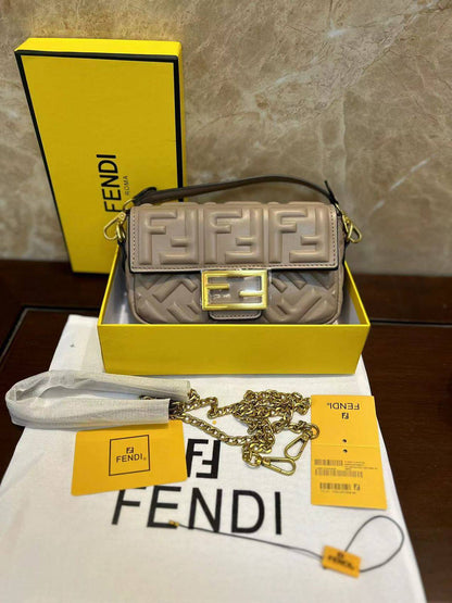 Fendi
95 dhs❣️
size：20cm
Good-quality 

with box🎁🎁🎁

Zain35
♥️♥️♥️
