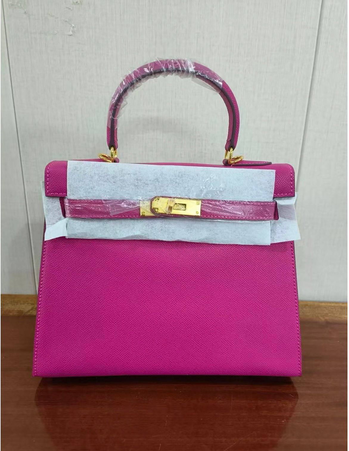 Hermes 

good quality, comes with box, 
🎁🎁🎁

size... 25 * 20 cm 

115 dhs🗽

Zain12
♥️♥️♥️