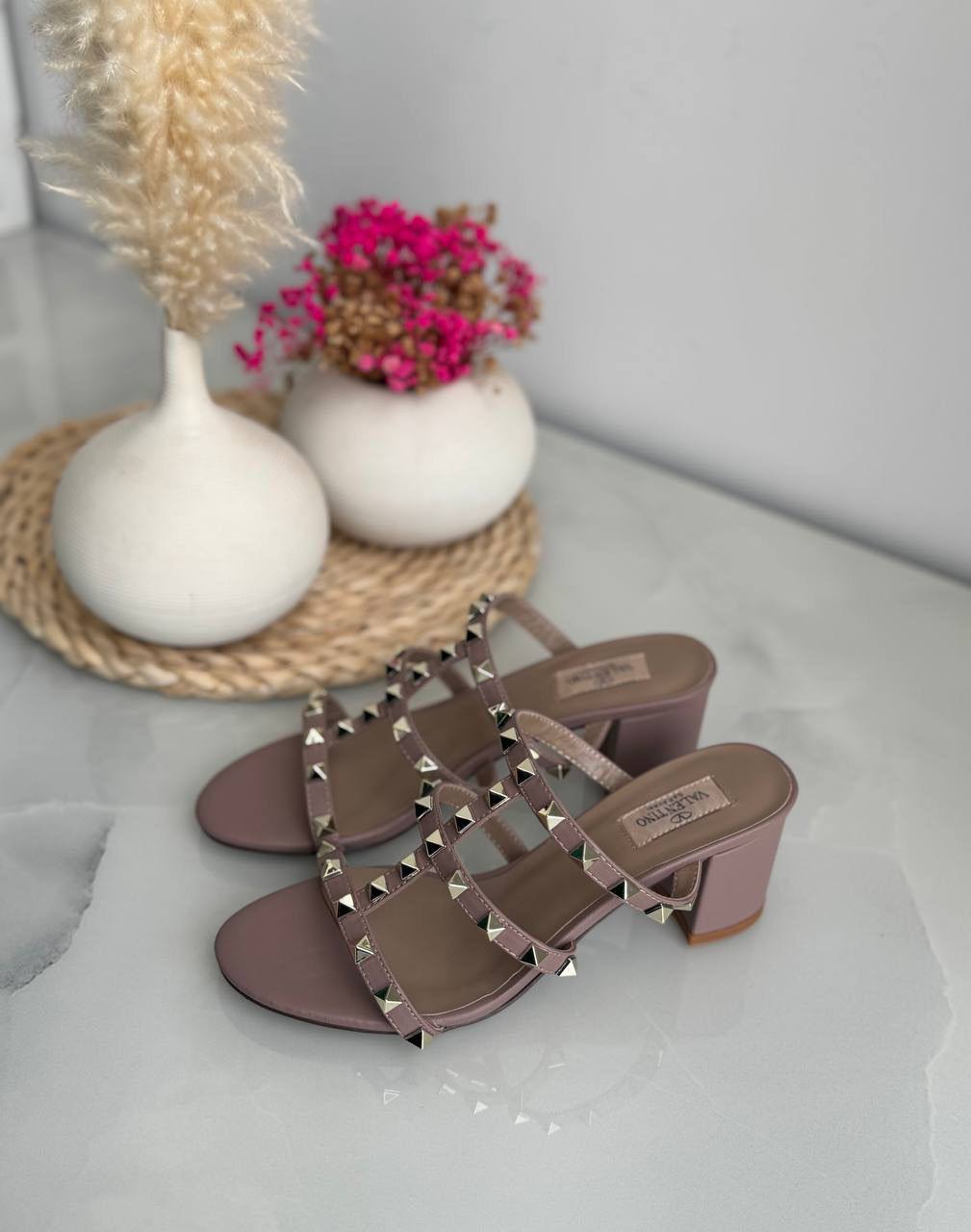 VALENTINO
*Vip quality*
*Size 36 to 41*
400 dhs✅

Zain113
♥️♥️♥️