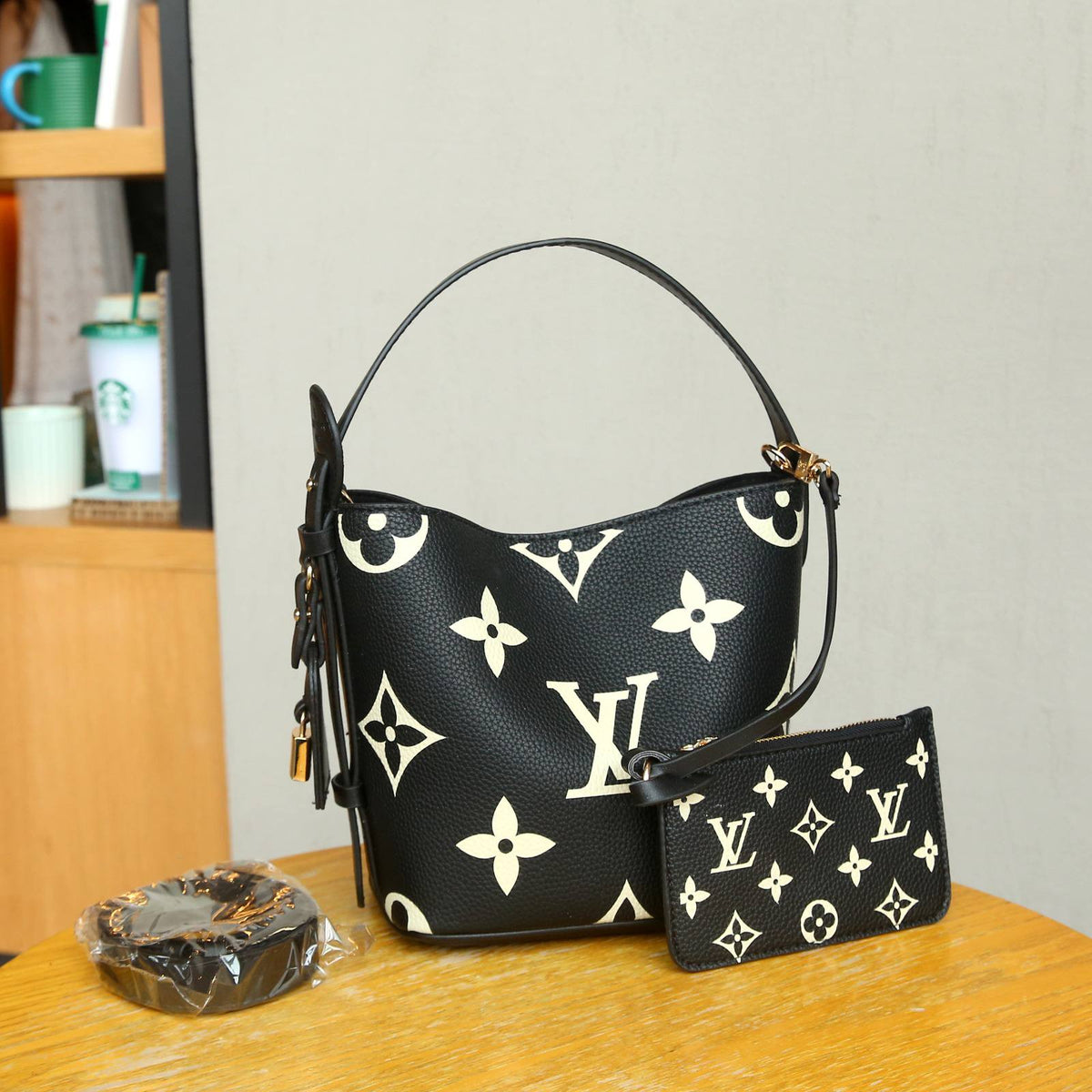 LV

Best quality 
with box
105 dhs🇦🇪🇦🇪

size 18CM

Zain290
♥️♥️♥️