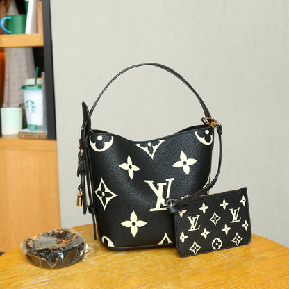 LV

Best quality 
with box
105 dhs🇦🇪🇦🇪

size 18CM

Zain290
♥️♥️♥️