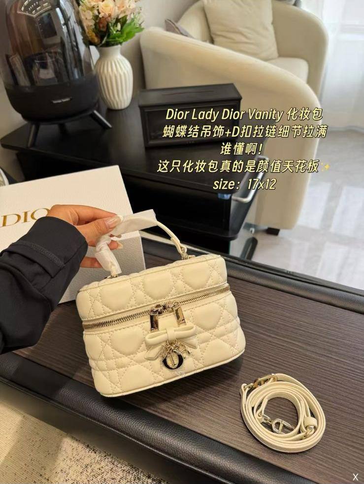 DIOR
Mini Vanity
Master quality
17*12*8 cm 

with box
310 dhs

Zain95

♥️♥️♥️