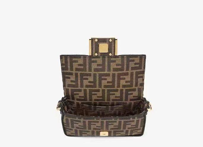 FENDI NEW CAME HIGH QUALITY WITH BOX 
120 dhs🇦🇪🇦🇪

Zain295
♥️♥️♥️