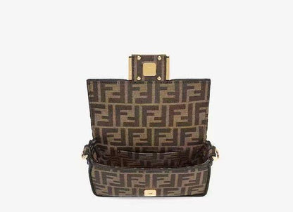 FENDI NEW CAME HIGH QUALITY WITH BOX 
120 dhs🇦🇪🇦🇪

Zain295
♥️♥️♥️
