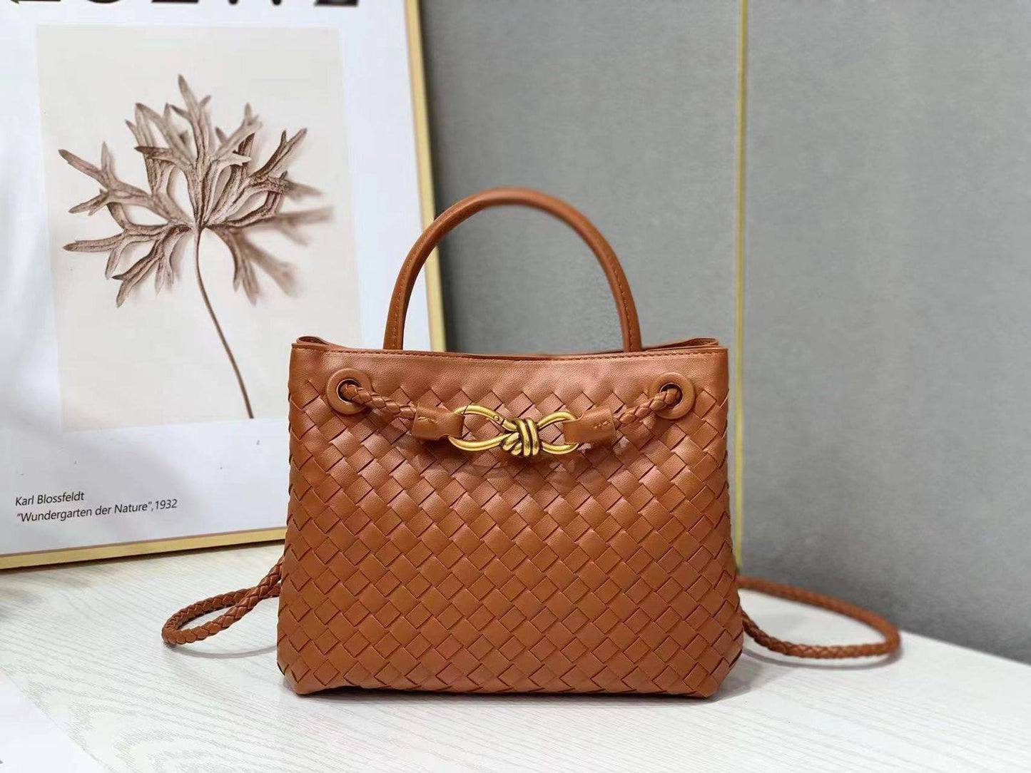 Bottega veneta  

with box 
🎁🎁🎁

100 dhs❤️

Zain177
♥️♥️♥️