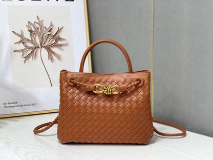 Bottega veneta  

with box 
🎁🎁🎁

100 dhs❤️

Zain177
♥️♥️♥️