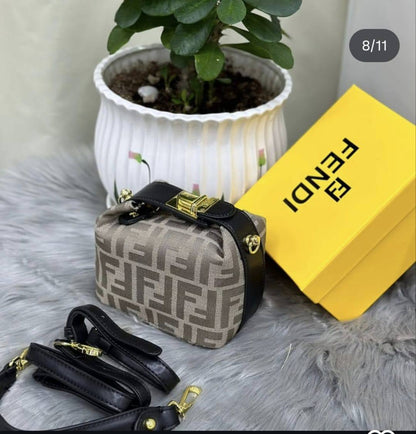 Fendi

85 dhs🪙💕

with box
🎁🎁🎁

Zain143
♥️♥️♥️