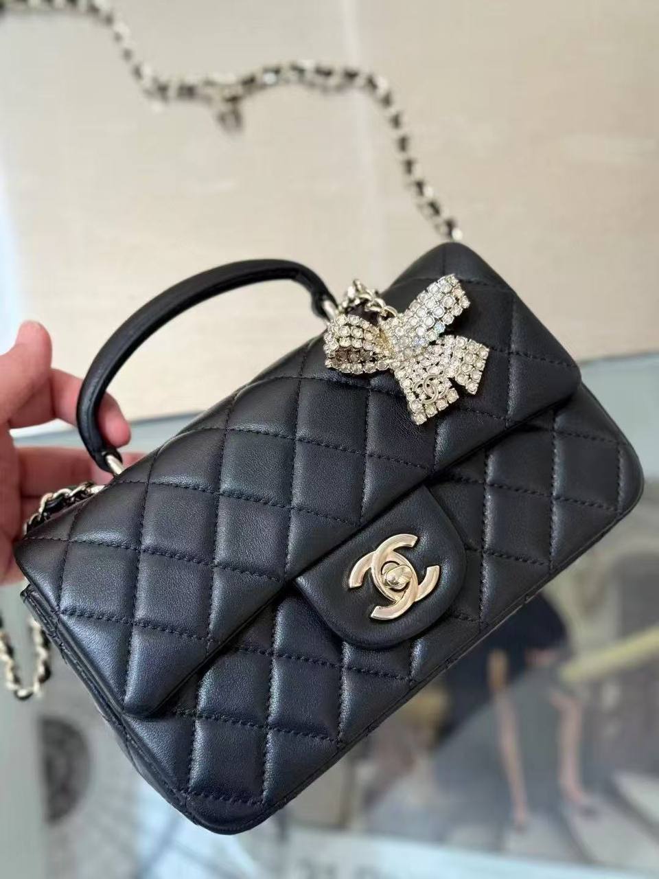 Chanel
110 dhs✅
with box

Zain203
♥️♥️♥️