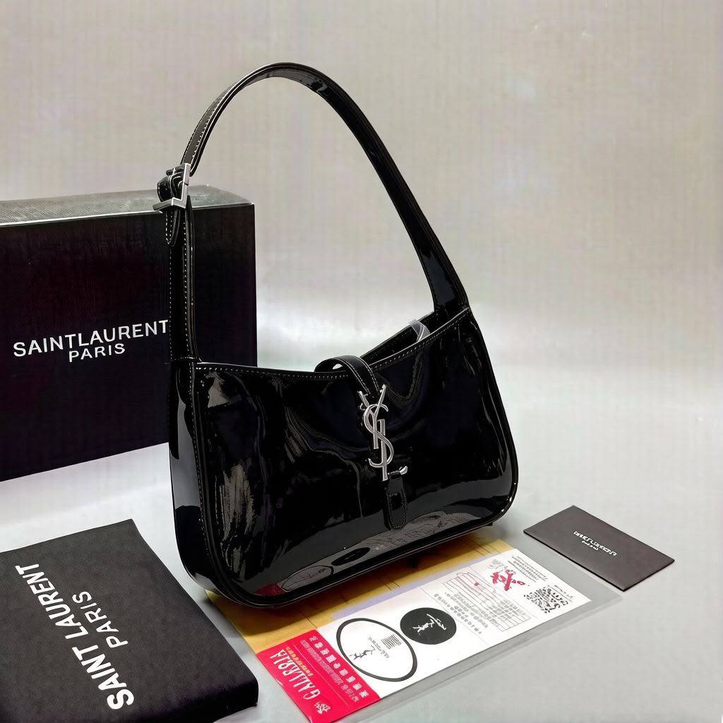 YSL 
 GOOD QUALITY
 WITH BOX 
🎁🎁🎁

110 dhs✅

Zain295
♥️♥️♥️