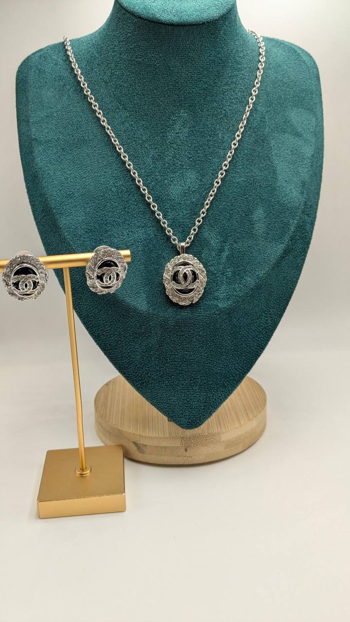 Chanel
*Master Quality* 
*Necklace & Earrings*
140 dhs💓 with Normal Box 🎁
150 dhs💓 with Good Box 🎁
180 dhs💓 with Master Box 🎁

Zain210
♥️♥️♥️