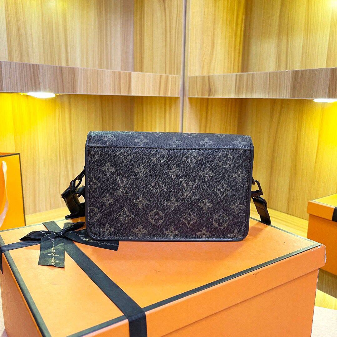 LV
75 dhs✅
size 20×6×13cm

Zain42
♥️♥️♥️