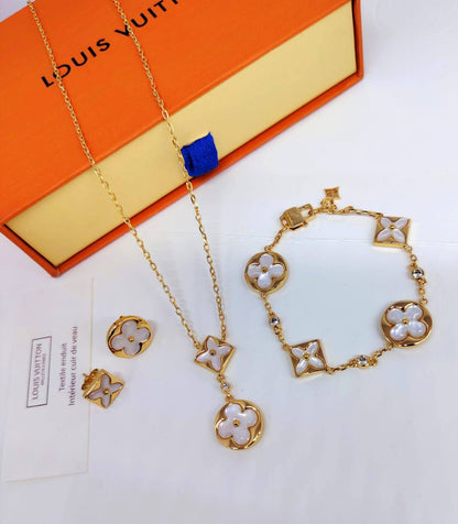 LV set 🦋
Necklace 
Earrings 
Bracelet 
*Master Quality* 💕

*150* AED normal box 📦

Zain48
♥️♥️♥️