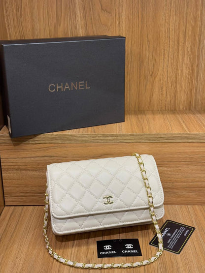 Chanel 
Best quality with box’s 
90 dhs🇦🇪🇦🇪
size 19 cm

Zain290
♥️♥️♥️