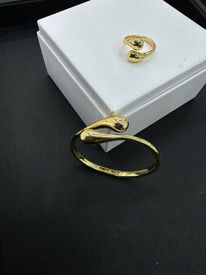 BOTTEGA ❤️‍🔥*
Bangle 🌸
Ring 💍 free size 
good quality 💯
With black boxes 🗃️ 
35 dhs❣️

Zain216
♥️♥️♥️