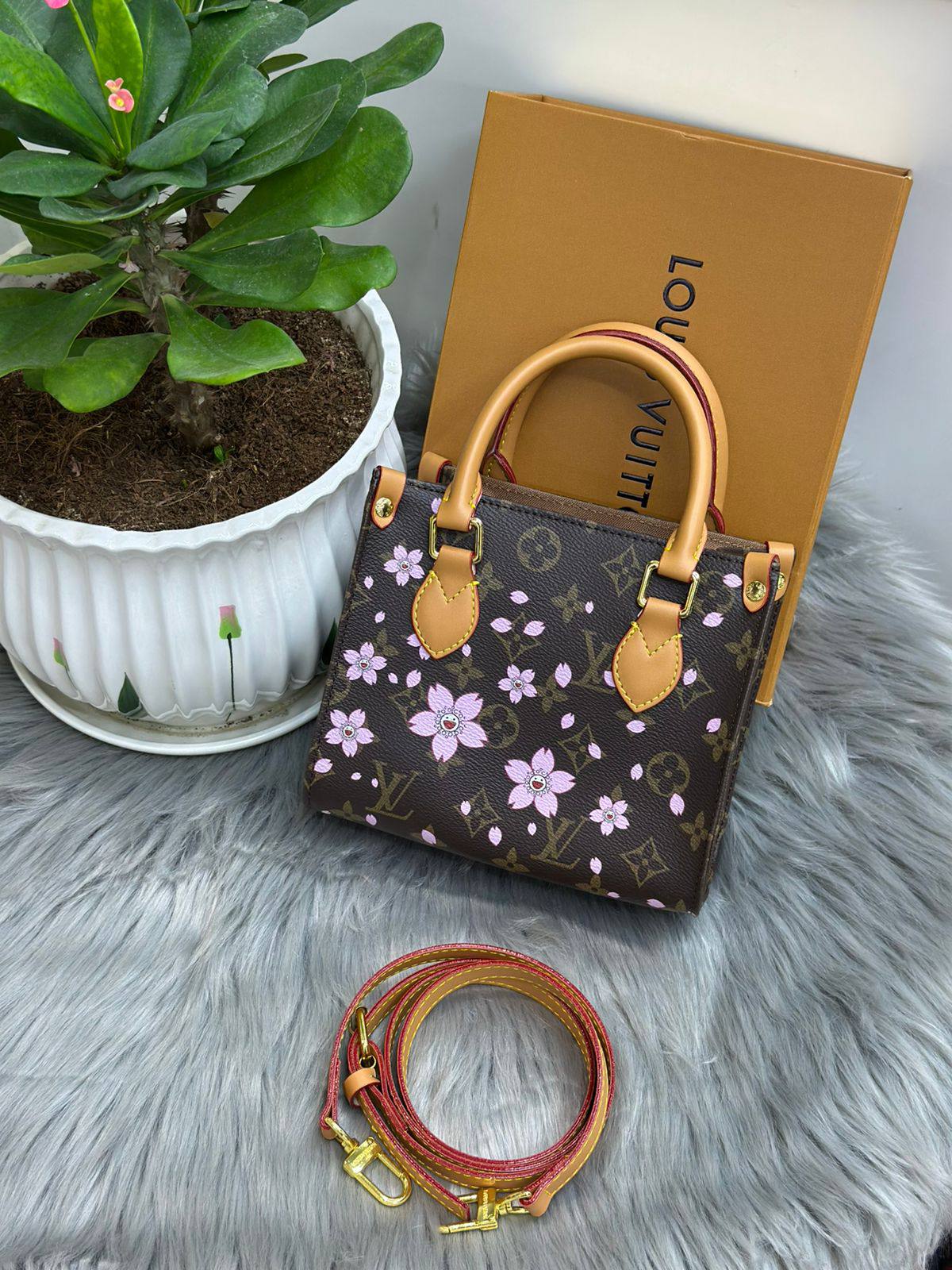 LV
SIZE  ……… 18CM🥰
90 dhs🪙🌨️

with BOX🌷
🎁🎁🎁

Zain244
♥️♥️♥️