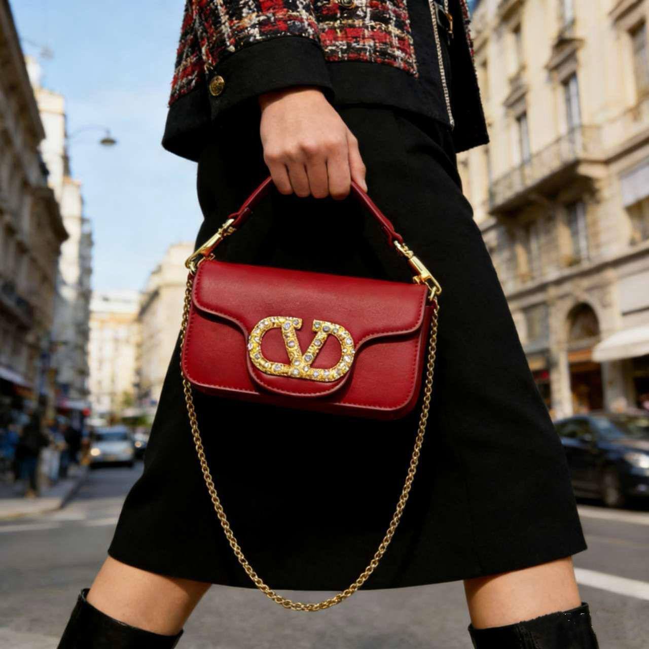 VALENTINO 
HIGH QUALITY 
WITH BOX 
110 dhs💓
Size:20cm

Zain17
♥️♥️♥️