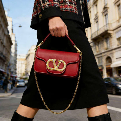 VALENTINO 
HIGH QUALITY 
WITH BOX 
110 dhs💓
Size:20cm

Zain17
♥️♥️♥️