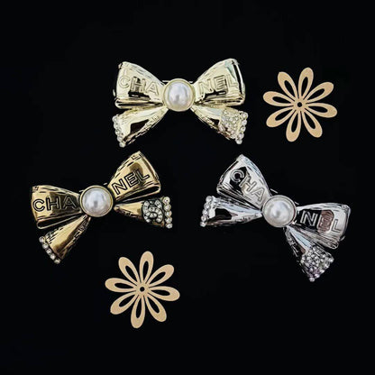 BROOCH🦋*
Good quality 🍁
With black boxes 📦 
20 dhs💓

With normal box 🗃️ 
And paper bag 🛍️
35 dhs💓

Zain216
♥️♥️♥️