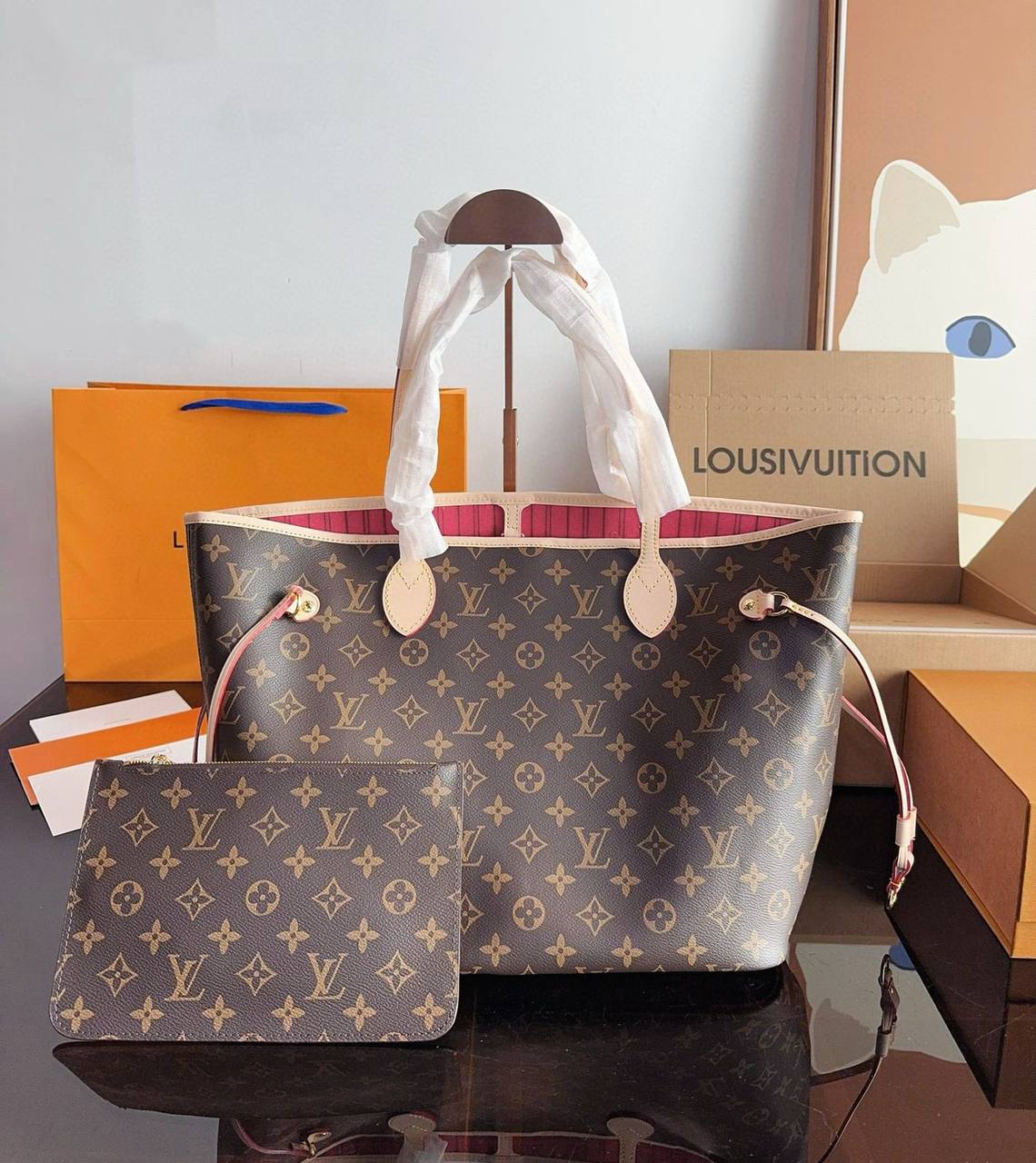 LV
 NEVERFULL 

GOOD QUALITY WITH BOX 🎁
100 dhs✅

Zain295
♥️♥️♥️