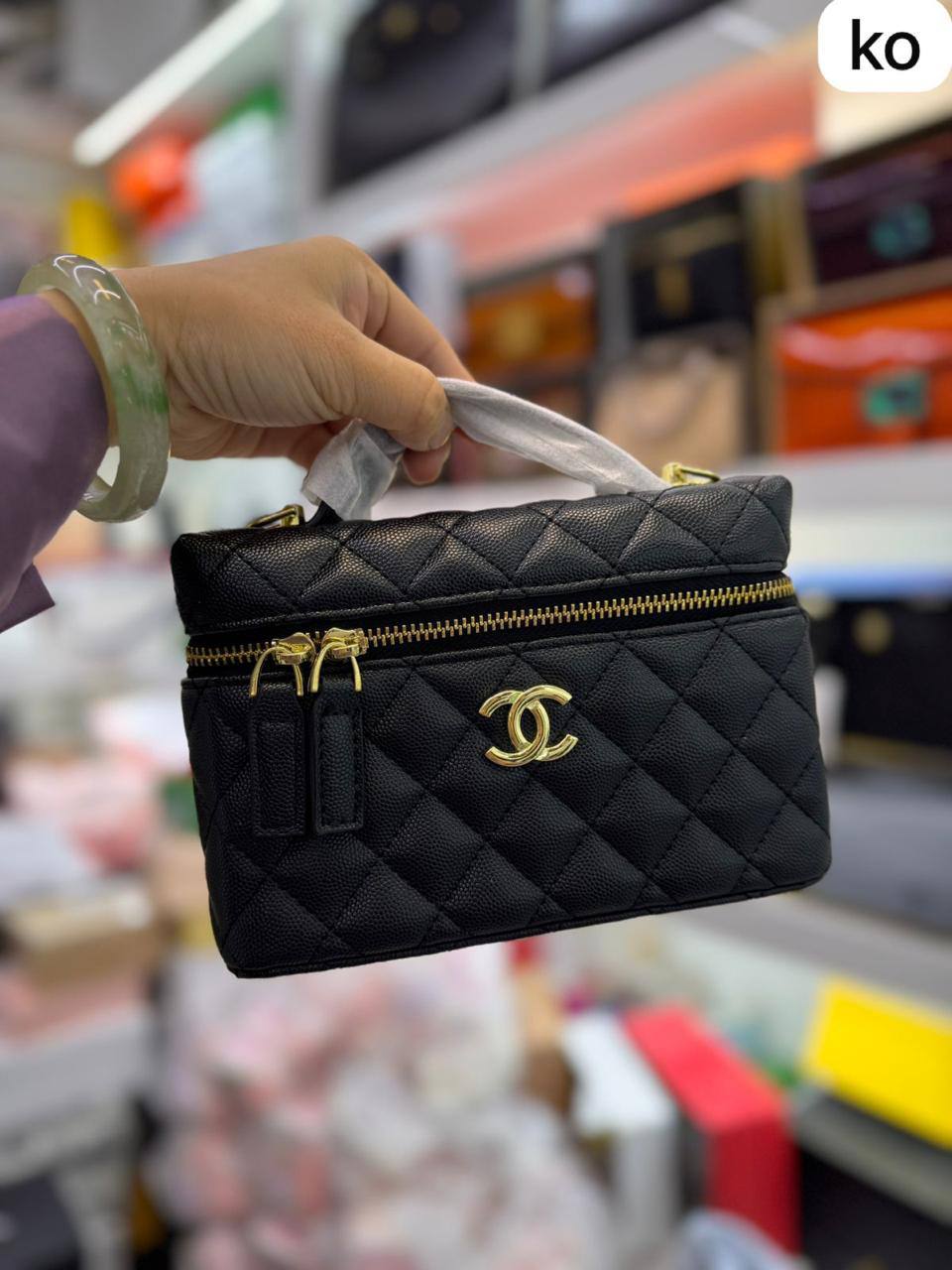 🌸 Chanel LP 
1️⃣ First quality +🎁
Size :  19 * 13  cm
80 dhs❣️

with box 🎁

Zain115
♥️♥️♥️
