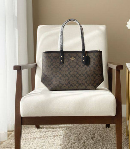 Coach 
Best quality 

with box’s 
🎁🎁🎁

95 dhs✅
size 41 Cm

Zain290