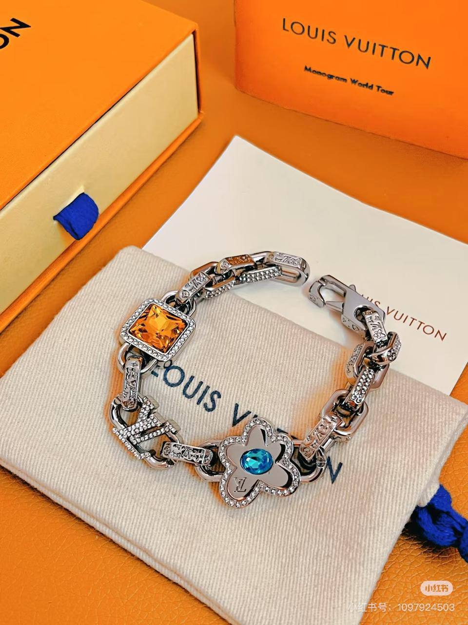 Louis Vuitton Bracelet
Master 
90 dhs🪙🌨️

Zain33
♥️♥️♥️