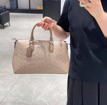 Coach
115 dhs✅
Good quality

Zain35
♥️♥️♥️