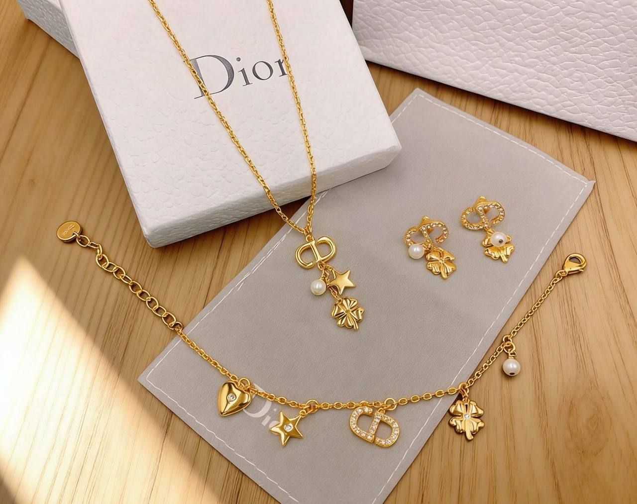 DIOR SET
MASTER ⭐
NECKLACE
BRACELET
EARRINGS
140 DHS✅💫✨
 WITH GOOD BOX AND PAPER BAG🎁🛍️

Zain89
♥️♥️♥️