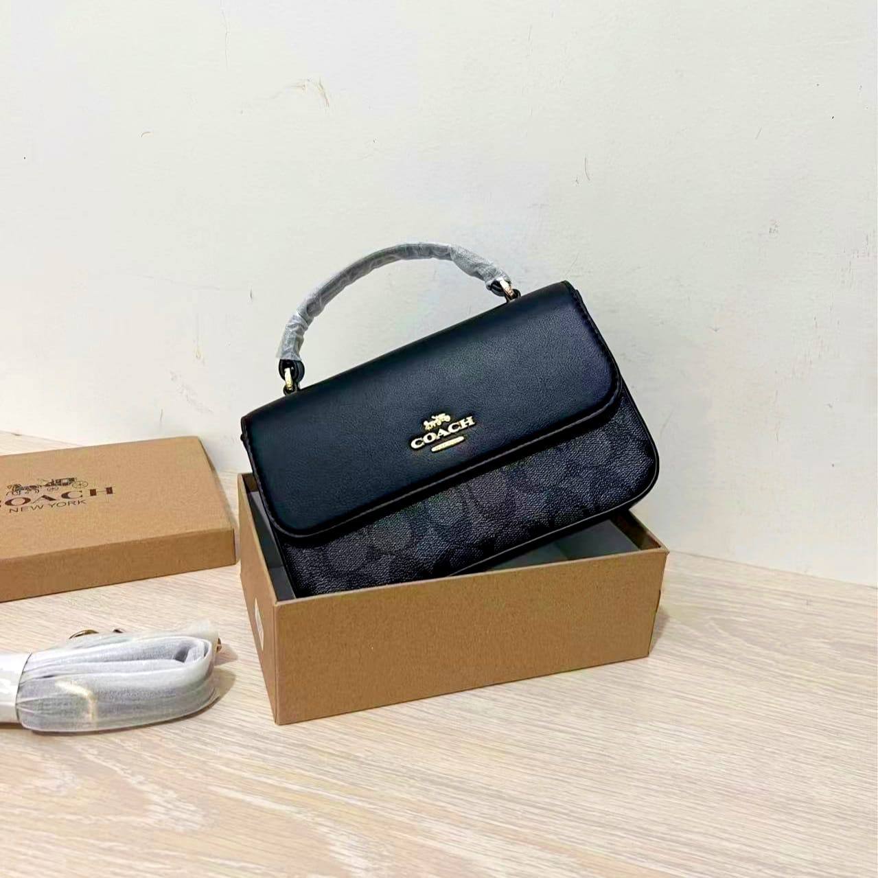 Coach
85 dhs🪙🌨️ 

high quality 

with box
🎁🎁🎁

Zain26
♥️♥️♥️