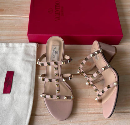 Valentino
Master quality 
Size: 36 to 41
450 dhs💓

Zain318
♥️♥️♥️