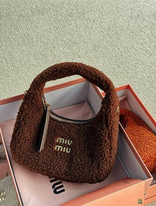 MIU MIU
Wander shearling bag
Master quality
20cm 

with box
🎁🎁🎁

200 dhs❤️

Zain95
♥️♥️♥️