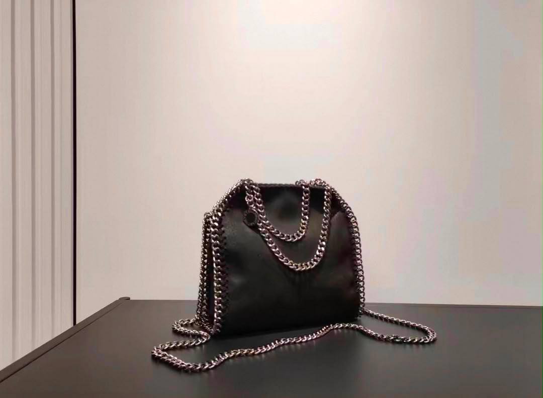 Stella mccarteny

Small 95 dhs🇦🇪🇦🇪

Medium  100 dhs🇦🇪🇦🇪

Big  110 dhs🇦🇪🇦🇪


with box

Zain35
♥️♥️♥️