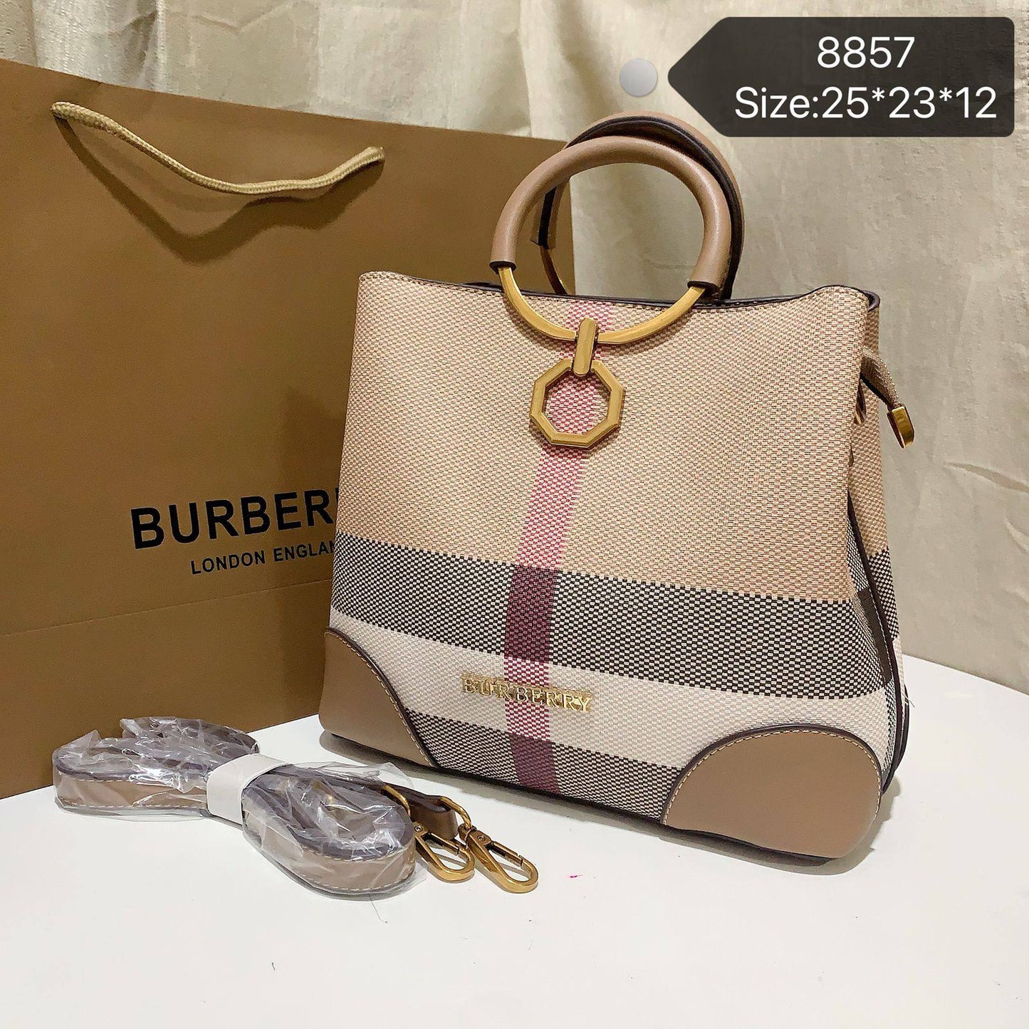 Burberry
110 dhs❣️

Zain46
♥️♥️♥️