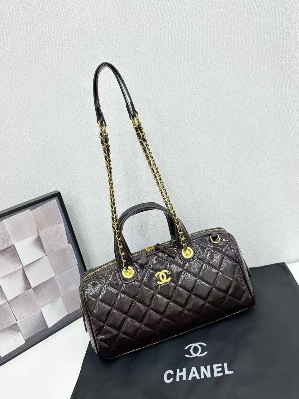CHANEL
 NEW CAME GOOD QUALITY 
90 dhs🪙💕

Zain39
♥️♥️♥️