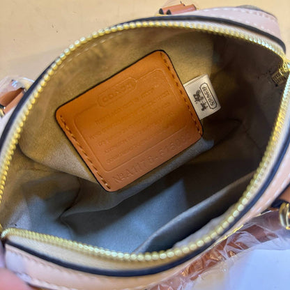 COACH 
NEW CAME GOOD QUALITY 
WITH BOX 
🎁🎁🎁

90 dhs🪙🌨️
SIZE: 18cm

Zain39
♥️♥️♥️