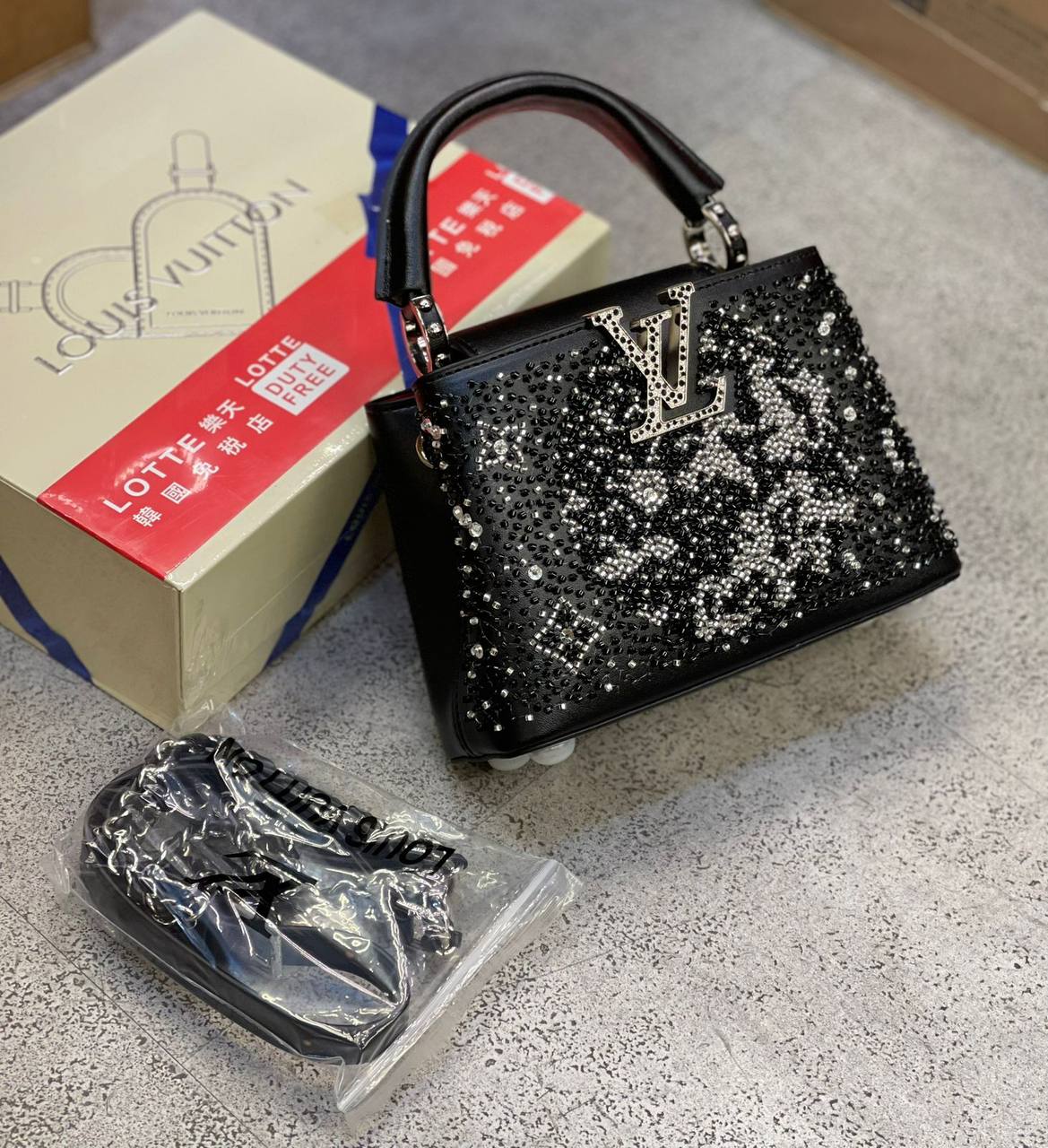 LV

High Quality

350 dhs✅

with box
🎁🎁🎁

Zain175
♥️♥️♥️