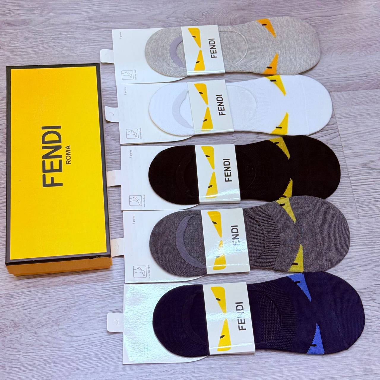 NEW CAME
SOCKS 
GOOD QUALITY 
35 dhs✅
(IN ONE BOX 5 PAIRS)

Zain40
♥️♥️♥️