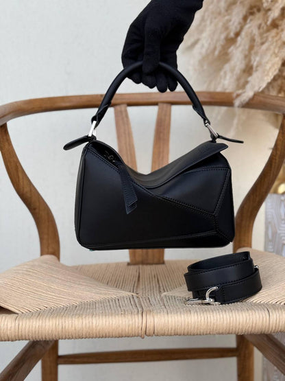 LOEWE
24cm
370 dhs🪙🌨️
Top quality 

With box🎁

Zain167
♥️♥️♥️