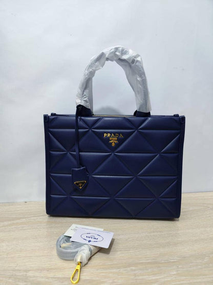Prada

110 dhs🪙🌨️ 

high quality 36cm

Zain26
♥️♥️♥️