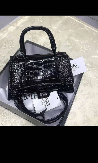 BALENCIAGA 

Good Quality 

With Box 
🎁🎁🎁

110 dhs❣️

Zain250
♥️♥️♥️