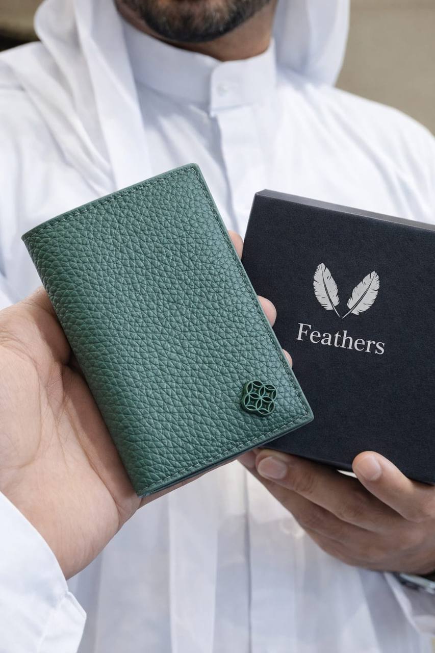 Feathers wallet master quality with box and paper bag 
🎁🎁🎁

90 dhs🌺
soft leather

Zain59
♥️♥️♥️