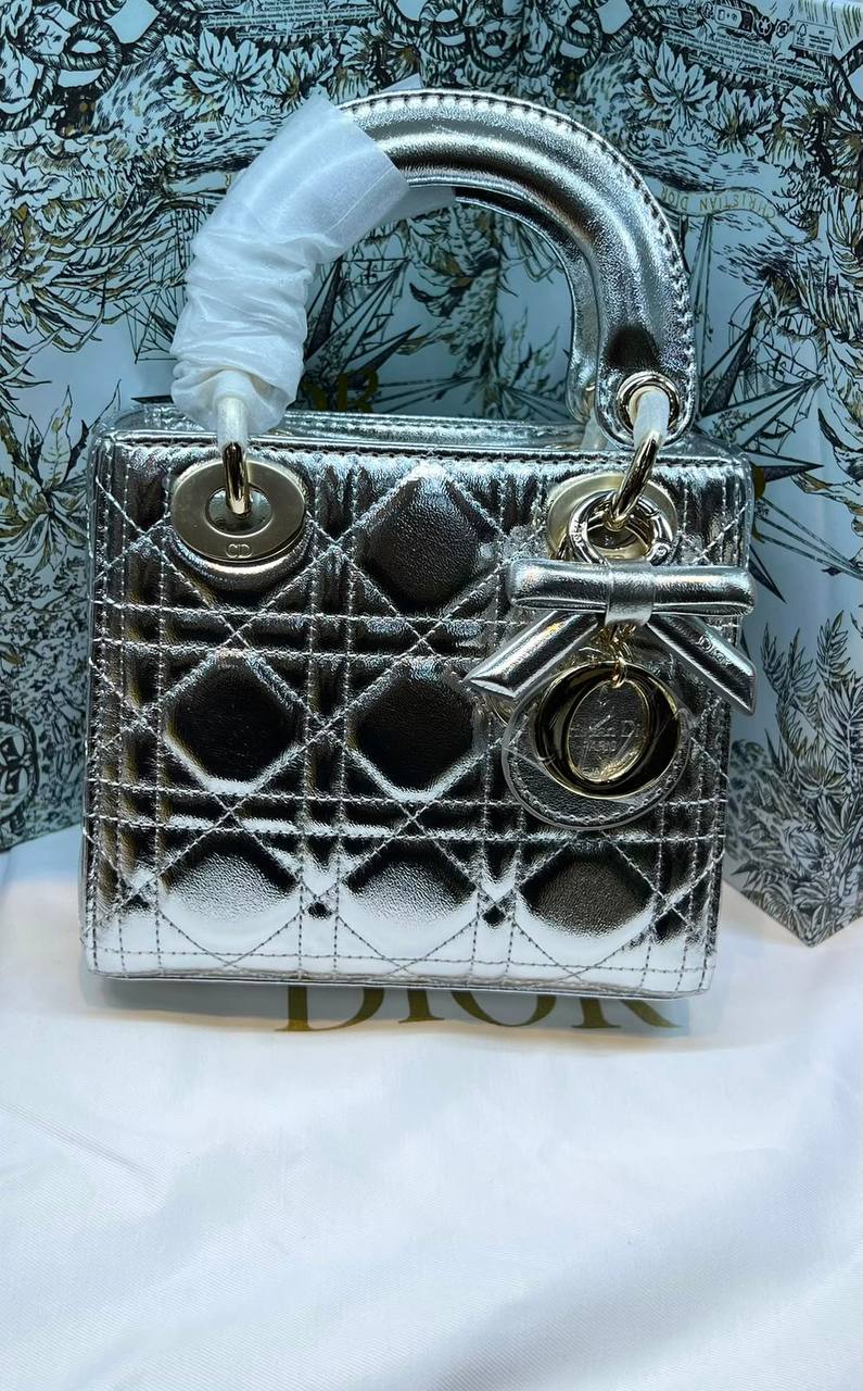 Lady Dior Bag With Chain
Master quality 
17cm with box 📦 
320 dhs🇦🇪🇦🇪

Zain95
♥️♥️♥️