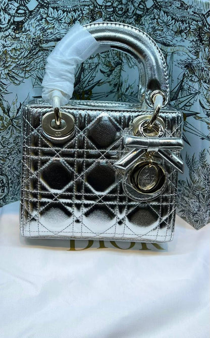 Lady Dior Bag With Chain
Master quality 
17cm with box 📦 
320 dhs🇦🇪🇦🇪

Zain95
♥️♥️♥️
