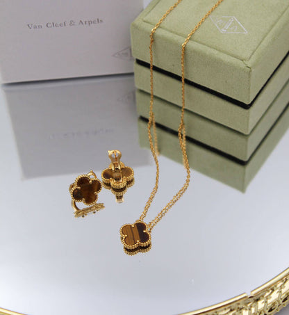 130VCA SET 
necklaces 😍
 Earring✨
With normal boxes 🗃️ 
130 dhs✅

With master box 📦 
160 dhs✅

Zain216
♥️♥️♥️