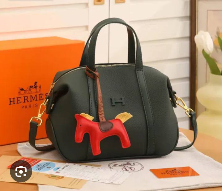 Hermes 
120 dhs🇦🇪🇦🇪 
with box

Zain235
♥️♥️♥️
