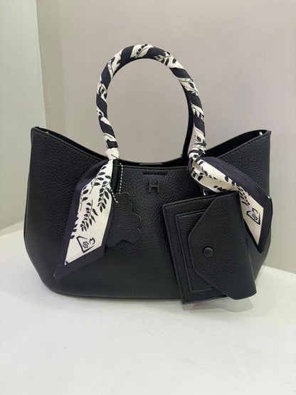Hermes
120 dhs✅
Size 35 cm

Zain161
♥️♥️♥️