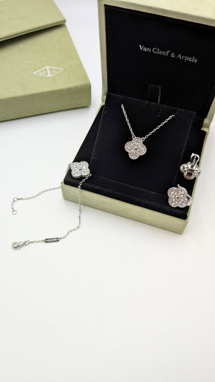 VCA
*Master Quality* 
*Necklace, Earrings & Bracelet*
170 dhs✅ with Normal Box 🎁 
180 dhs✅ with Good Box 🎁
230 dhs✅ with Master Box 🎁

Zain210
♥️♥️♥️