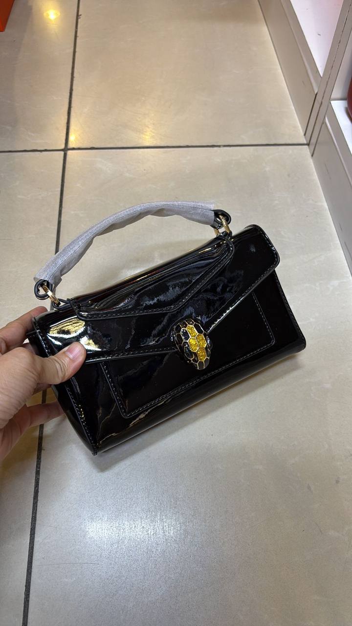 Bvlgari
good quality, 
comes with box, 👌👌🎁

size... 21*13 cm 
120 dhs🇦🇪

Zain12
♥️♥️♥️