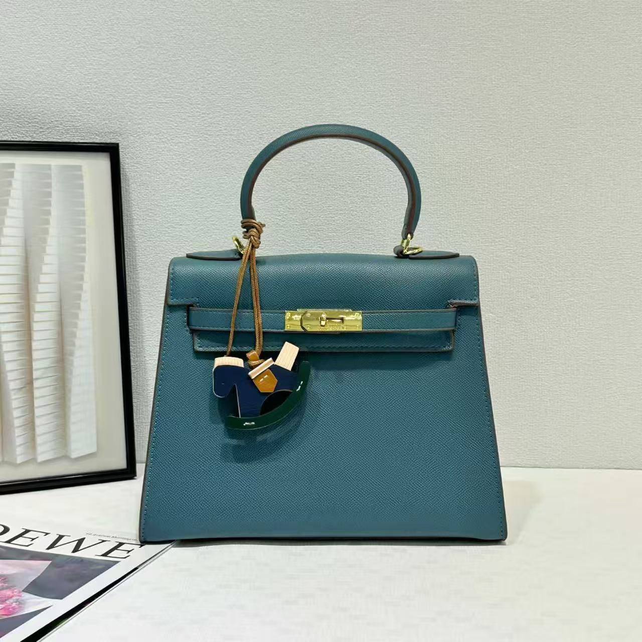 Hermes

with box
🎁🎁🎁

105 dhs💓

Zain143
♥️♥️♥️